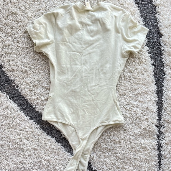 SKIMS Bone TShirt Bodysuit!! - Picture 4 of 7